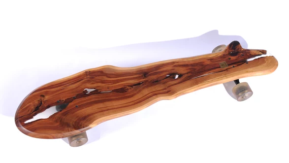 Longboard à partir d'un tronc d'arbre